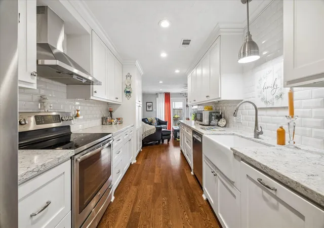 Photo 1 of Sale Pending at 413 N Post Oak Ln #413, Houston, TX 77024 | MLS# 27114087 | Listing updated on 2026-09-17