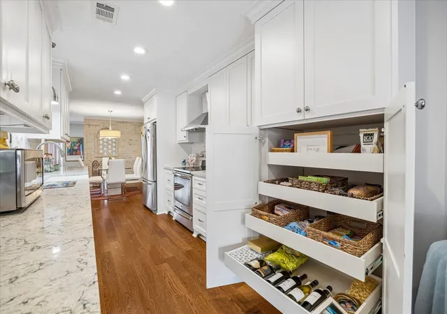 Photo 3 of Sale Pending at 413 N Post Oak Ln #413, Houston, TX 77024 | MLS# 27114087 | Listing updated on 2026-09-17