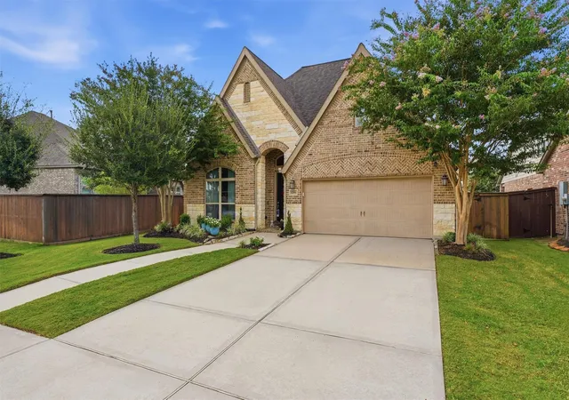Photo 3 of Sale Pending at 12814 Fernbank Forest Dr, Humble, TX 77346 | MLS# 74893663 | Listing updated on 2026-09-01