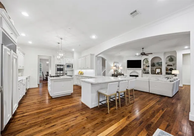 Photo 3 of Sale Pending at 531 Three Corners Dr, Houston, TX 77024 | MLS# 14587218 | Listing updated on 2026-09-11