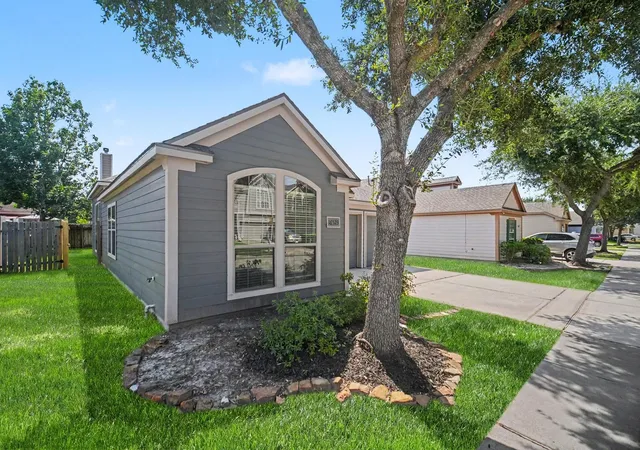 Photo 3 of Sale Pending at 16523 Strathmore Manor Ln, Houston, TX 77090 | MLS# 66655368 | Listing updated on 2026-08-19
