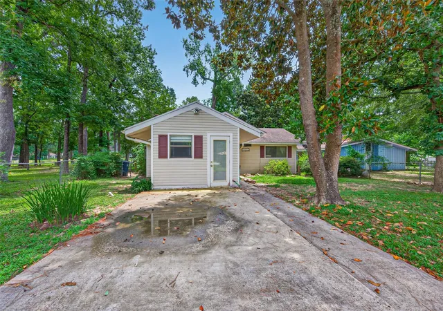 Photo 2 of Single family home for sale at 10063 Lake Shore Dr, Montgomery, TX 77316 | MLS# 44218821 | Listing updated on 2026-10-10