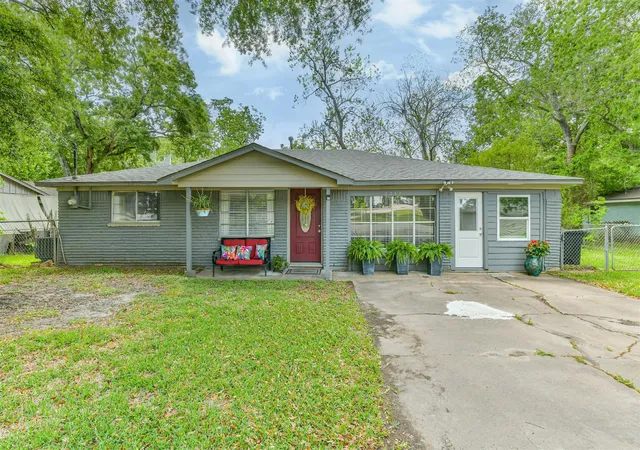 Homes for sale in Kemah, TX | 1217 Esther St, Kemah, TX 77565 | MLS# 98932277