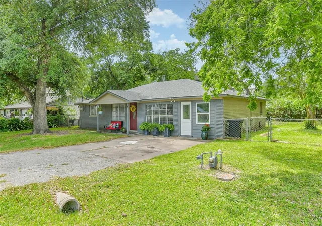 Homes for sale in Kemah, TX | 1217 Esther St, Kemah, TX 77565 | MLS# 98932277