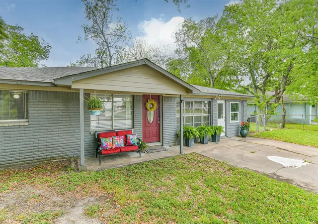 Homes for sale in Kemah, TX | 1217 Esther St, Kemah, TX 77565 | MLS# 98932277