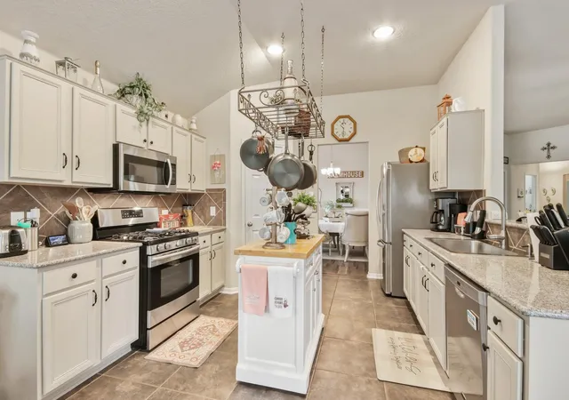 Photo 3 of Single family home for sale at 9906 Knob Holw Way, Conroe, TX 77385 | MLS# 54128331 | Listing updated on 2026-09-16
