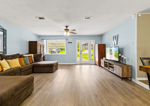 Photo 3 of Sale Pending at 4420 Shady Ln, Huntsville, TX 77320 | MLS# 14865685 | Listing updated on 2026-09-30