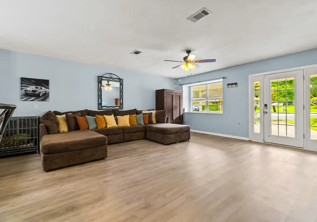 Photo 4 of Sale Pending at 4420 Shady Ln, Huntsville, TX 77320 | MLS# 14865685 | Listing updated on 2026-09-30