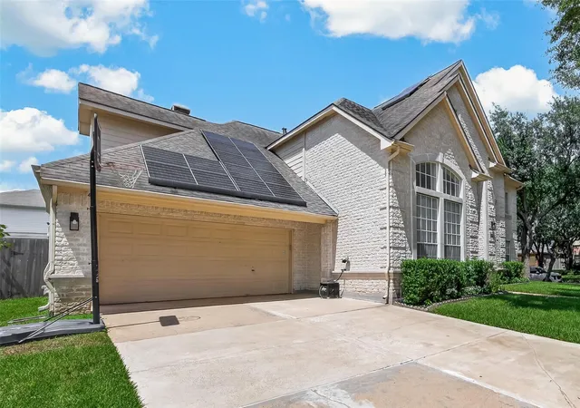 3rd image of 2002 Thorncrest Ct, Sugar Land, TX 77479 | MLS# 95677987