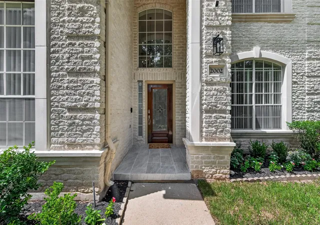 4th image of 2002 Thorncrest Ct, Sugar Land, TX 77479 | MLS# 95677987