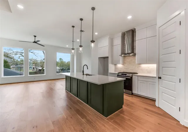 Photo 3 of Single family home for sale at 806 Fisher St #F, Houston, TX 77018 | MLS# 40632537 | Listing updated on 2026-09-14