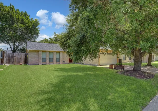 2nd image of 742 Sugar Hill Dr, La Porte, TX 77571 | MLS# 95452545