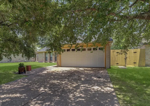 3rd image of 742 Sugar Hill Dr, La Porte, TX 77571 | MLS# 95452545