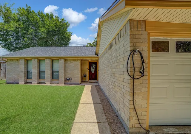 4th image of 742 Sugar Hill Dr, La Porte, TX 77571 | MLS# 95452545