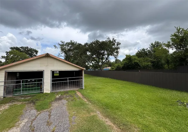 4th image of 203 S 6Th St, Highlands, TX 77562 | MLS# 44140353