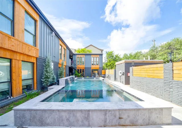 2nd image of 2703 Mason St #16, Houston, TX 77006 | MLS# 56259310