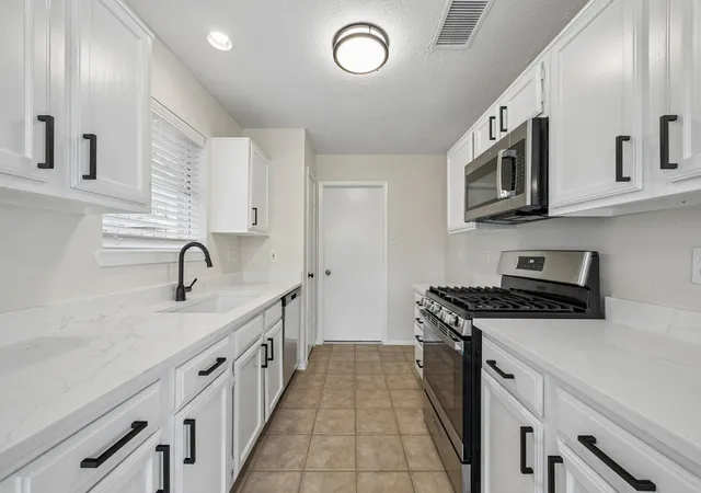 Photo 3 of Single family home for sale at 1904 Floyd Rd, League City, TX 77573 | MLS# 493123 | Listing updated on 2026-09-08
