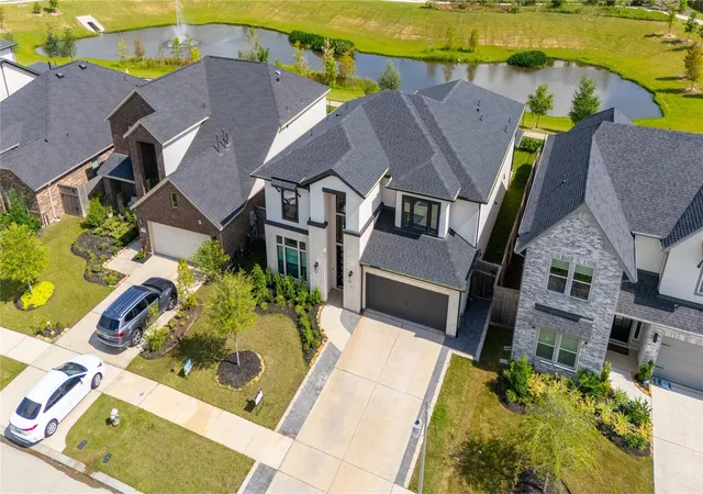 Photo 4 of Single family home for sale at 31422 Beacon Cove Trl, Fulshear, TX 77441 | MLS# 28071100 | Listing updated on 2026-08-08