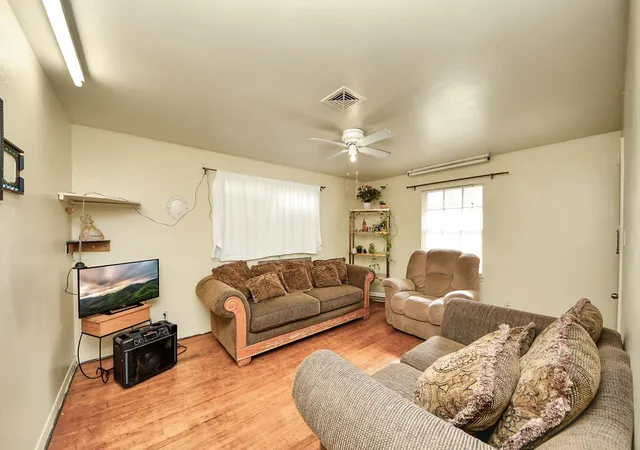 4th image of 9701 Foredale St, Houston, TX 77075 | MLS# 68864108