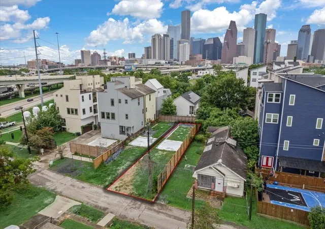 image of 1011 Bingham St, Houston, TX 77007 | MLS# 11131691