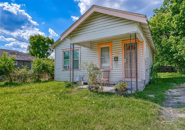 2nd image of 814 Granville Dr, Houston, TX 77091 | MLS# 90385432