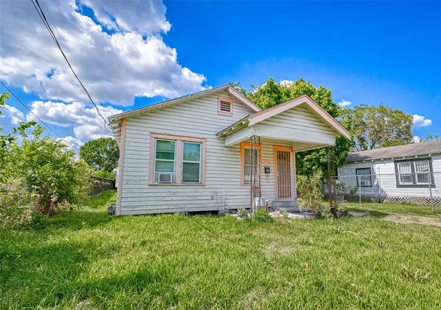 3rd image of 814 Granville Dr, Houston, TX 77091 | MLS# 90385432