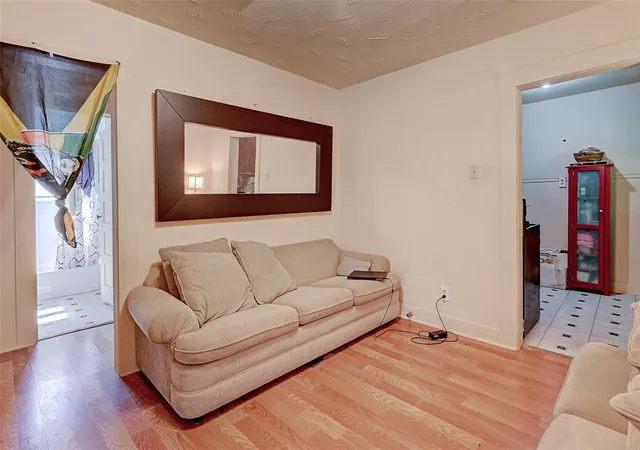 6th image of 814 Granville Dr, Houston, TX 77091 | MLS# 90385432
