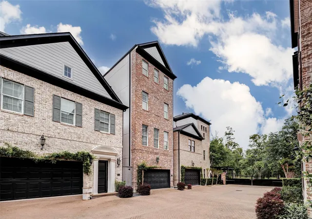 Photo 3 of Single family home for sale at 1323 Hunters Meadow Ln, Houston, TX 77055 | MLS# 6851237 | Listing updated on 2026-09-20