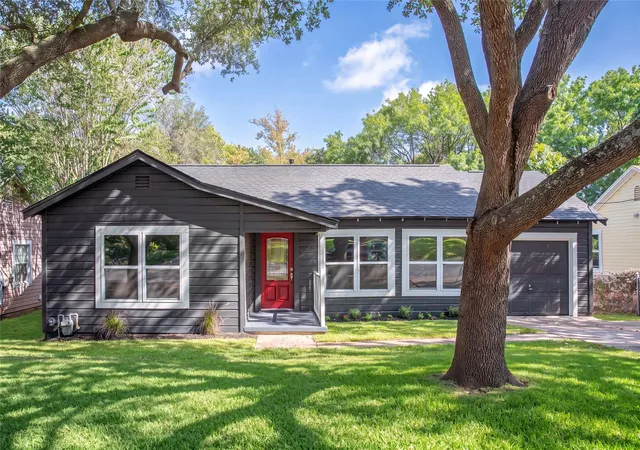 Photo 1 of Single family home for sale at 805 E Tom Green St, Brenham, TX 77833 | MLS# 11648323 | Listing updated on 2026-09-08