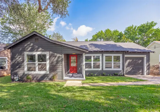 Single family home for sale at 805 E Tom Green St, Brenham, TX 77833 | MLS# 11648323 | Listing updated on 2026-10-08