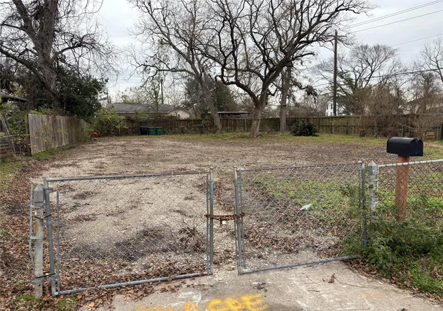 Photo 2 of Land for sale at 4028 Cornell St, Houston, TX 77022 | MLS# 60717419 | Listing updated on 2026-08-18