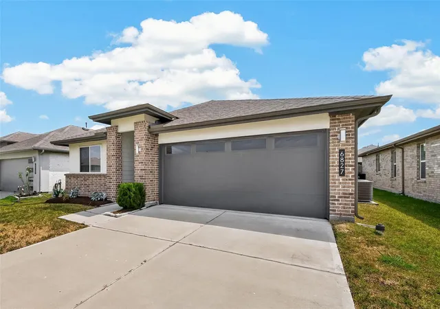 Photo 3 of Single family home for sale at 6827 Telford Hollow Trl, Richmond, TX 77407 | MLS# 6641095 | Listing updated on 2026-09-22