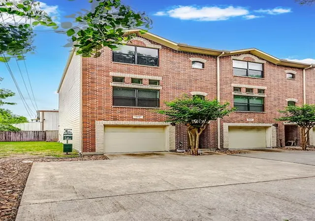 Photo 4 of Condominium at 8710 Beverlyhill St #304, Houston, TX 77063 | MLS# 59191375 | | Sold on 2025-01-10