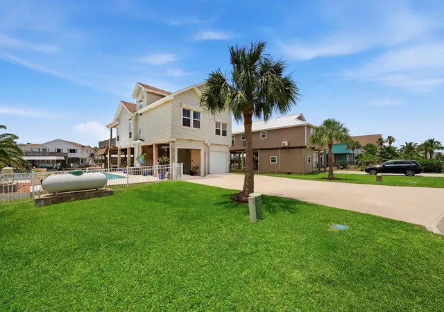 Photo 3 of Single family home for sale at 1315 Wahini St, Galveston, TX 77554 | MLS# 87207107 | Listing updated on 2026-10-10