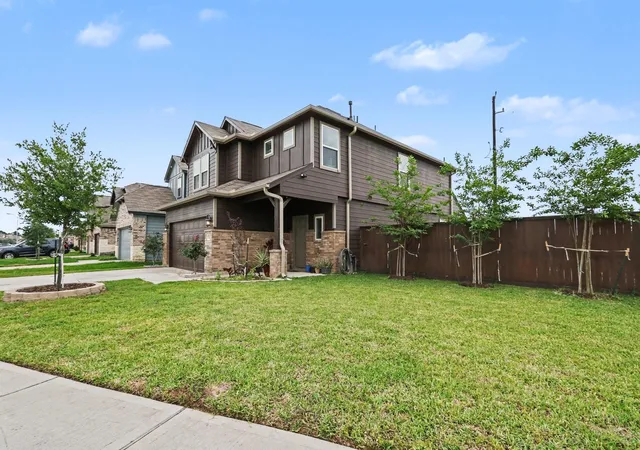 Photo 3 of Single family home for sale at 910 Steel Blue Dr, Houston, TX 77073 | MLS# 19357440 | Listing updated on 2026-09-12