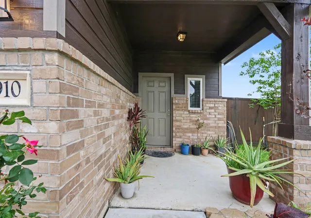 Photo 3 of House for sale at 910 Steel Blue Dr, Houston, TX 77073 | MLS# 19357440 | Listing updated on 2026-09-12