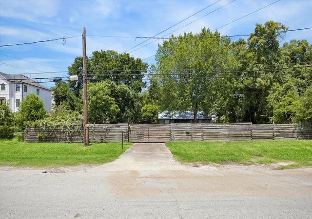 Photo 1 of Land for sale at 1235 W 25th St, Houston, TX 77008 | MLS# 18805682 | Listing updated on 2026-09-14