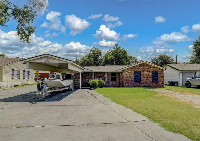 Photo 1 of Single family home for sale at 120 Fern Ln, Highlands, TX 77562 | MLS# 33750095 | Listing updated on 2026-09-24