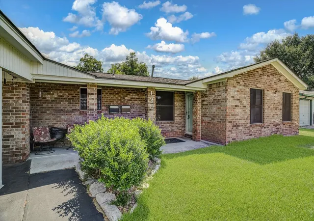 Photo 2 of Single family home for sale at 120 Fern Ln, Highlands, TX 77562 | MLS# 33750095 | Listing updated on 2026-09-24