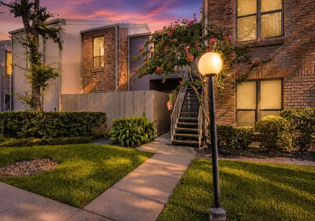 Homes for sale in Houston, TX | 1201 Bering Dr #45, Houston, TX 77057 | MLS# 83662248