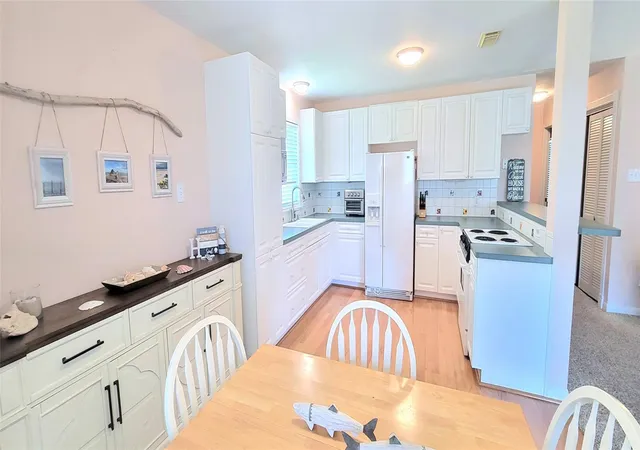 Photo 3 of Single family home for sale at 4015 Navarro Dr, Galveston, TX 77554 | MLS# 64905586 | Listing updated on 2026-09-11