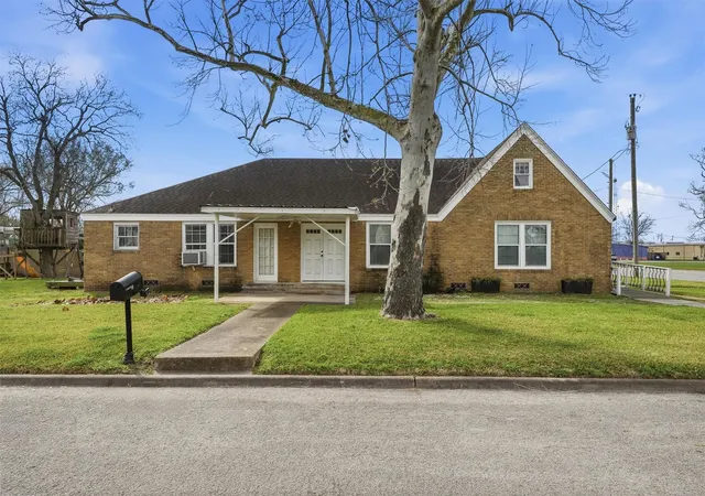 Photo 1 of Single family home for sale at 403 S Velasco St, Angleton, TX 77515 | MLS# 89764221 | Listing updated on 2026-03-11
