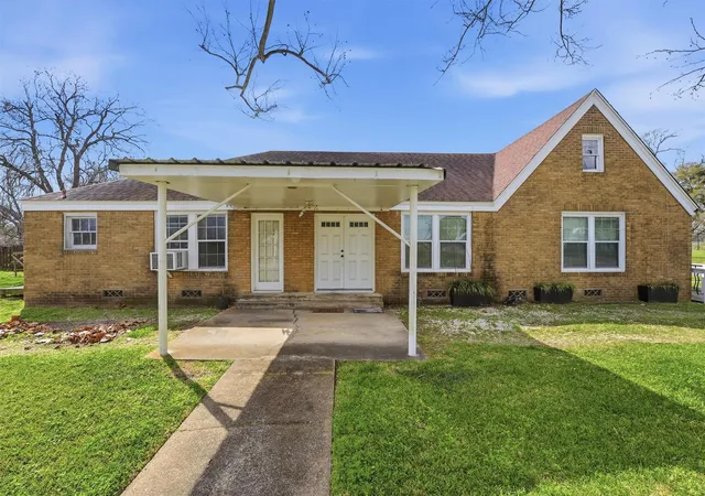 Photo 2 of Single family home for sale at 403 S Velasco St, Angleton, TX 77515 | MLS# 89764221 | Listing updated on 2026-03-11