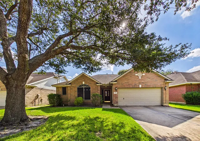 Photo 1 of Sale Pending at 1119 Sussex Trl, Pearland, TX 77584 | MLS# 45215797 | Listing updated on 2026-08-31