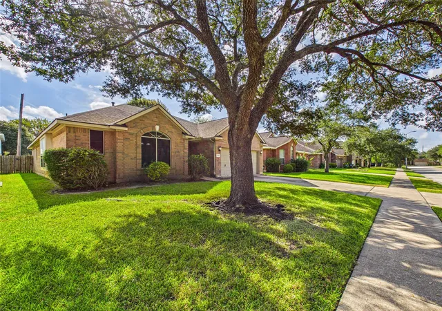 Photo 2 of Sale Pending at 1119 Sussex Trl, Pearland, TX 77584 | MLS# 45215797 | Listing updated on 2026-08-31