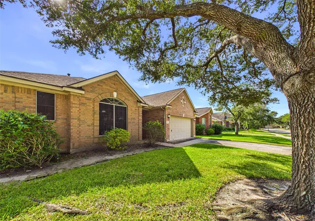 Photo 3 of Sale Pending at 1119 Sussex Trl, Pearland, TX 77584 | MLS# 45215797 | Listing updated on 2026-08-31