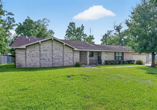 2nd image of 210 Woodhaven St, Highlands, TX 77562 | MLS# 64182458