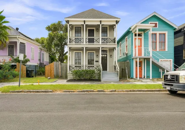 Photo 1 of Single family home for sale at 1011 Sealy St, Galveston, TX 77550 | MLS# 92943766 | Listing updated on 2026-08-30