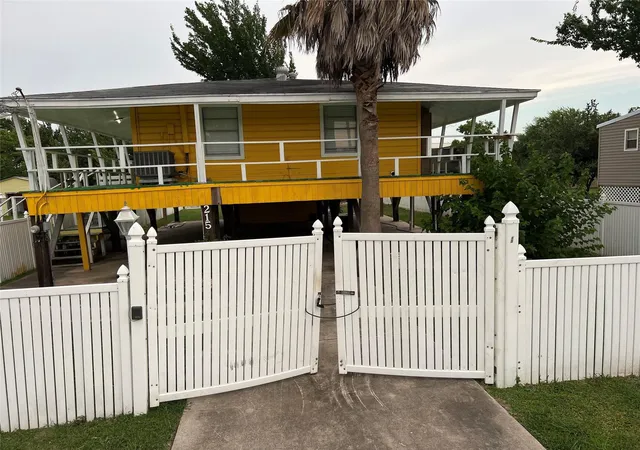 1st image of 215 13th St, Dickinson, TX 77539 | MLS# 67796808