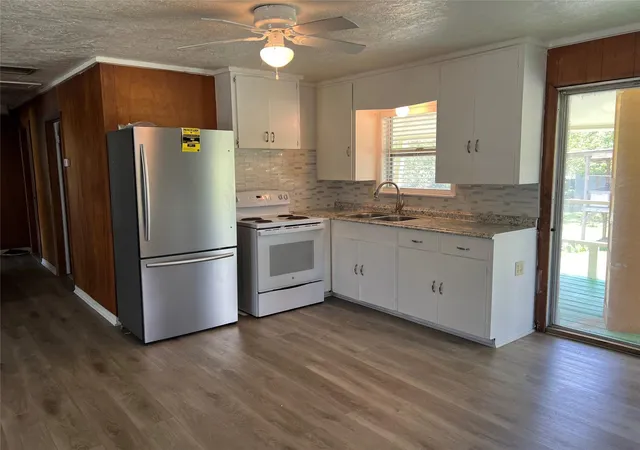 3rd image of 215 13Th St, Dickinson, TX 77539 | MLS# 67796808